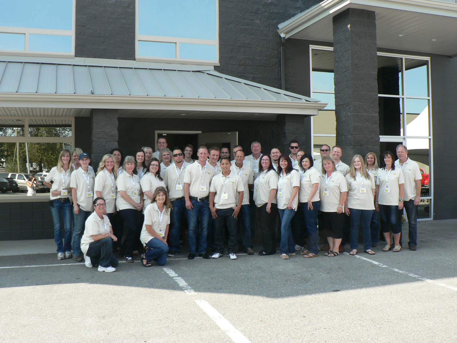 ServiceMaster-group-photo-in-front-of-building