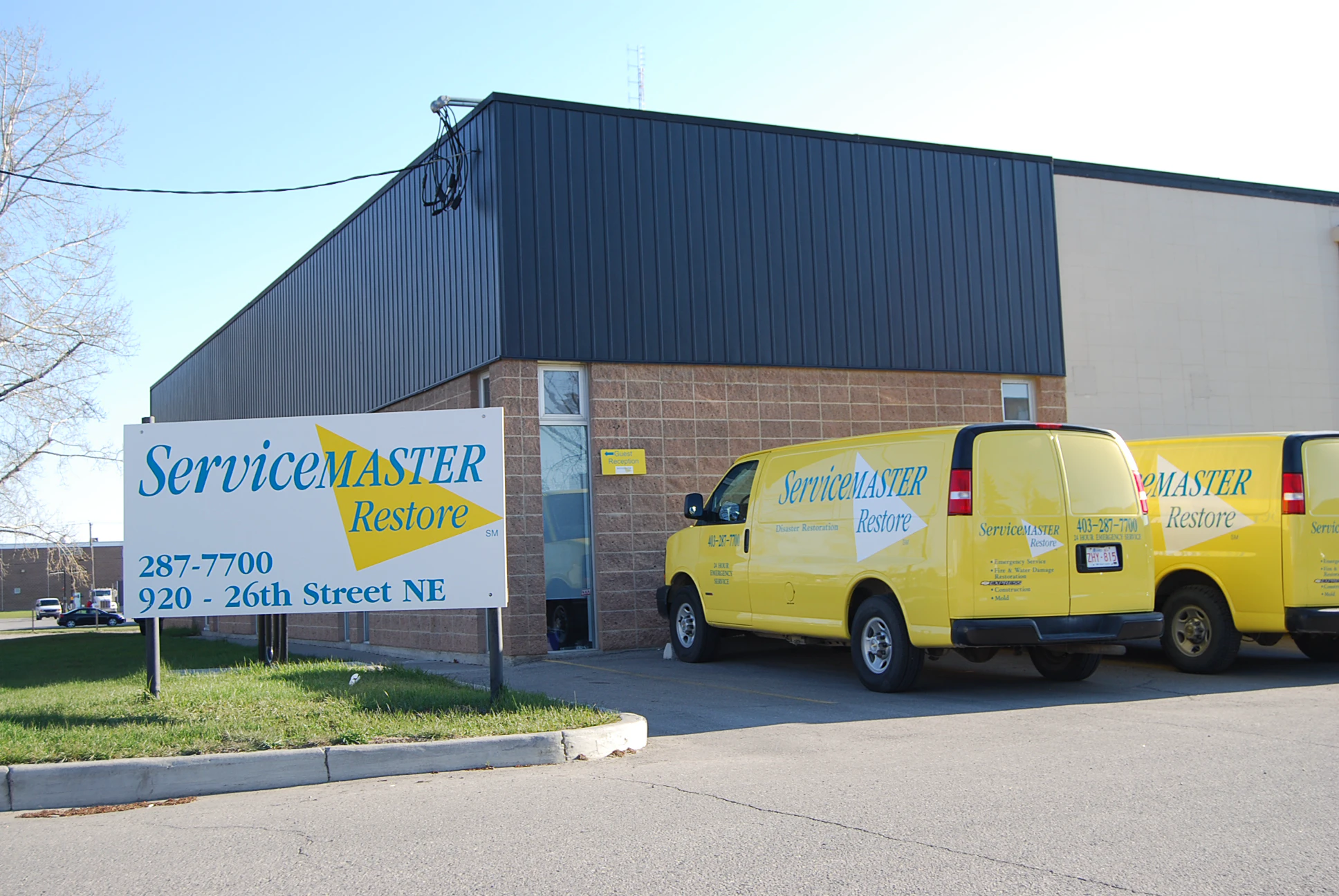Yellow-ServiceMaster-Trucks-in-Front-of-ServiceMaster-Building
