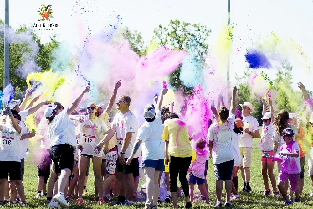 Group-photo-with-individuals-throwing-multicoloured-powder-in-the-air