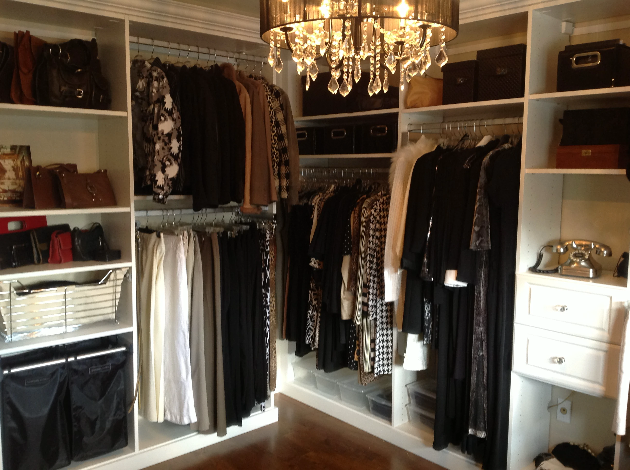 Custom-Closets-filled-with-clothing