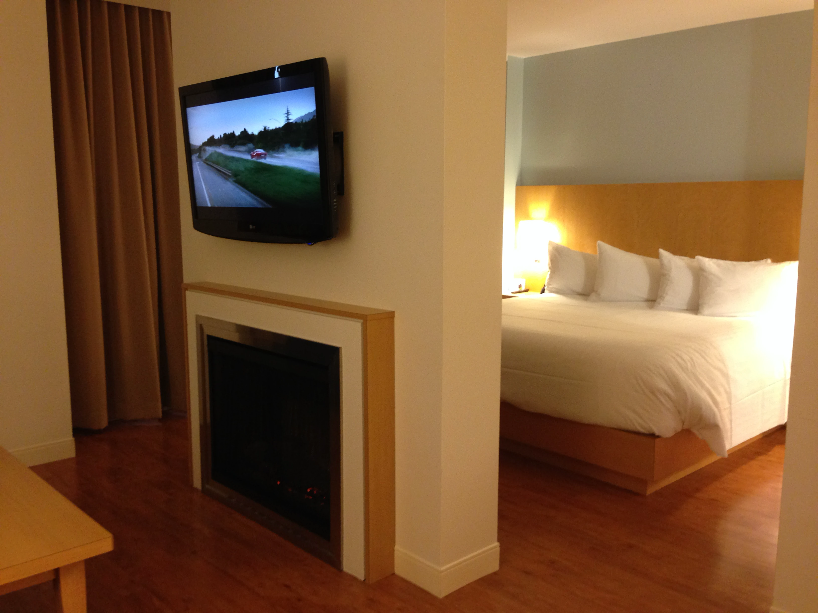 Hotel-room-with-tv-and-fireplace